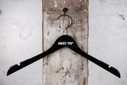 Bedford, wieszak drewniany bluzkowy