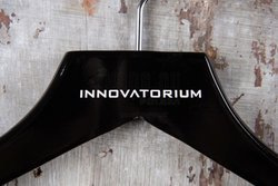 Crosby, wieszak drewniany bluzkowy