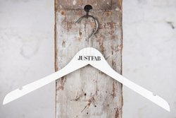 Bedford, wieszak drewniany bluzkowy