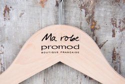 Bedford, wieszak drewniany bluzkowy