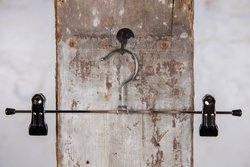 Alba - wieszak metalowy na spodnie