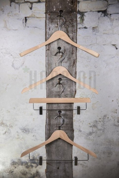Bedford - natural shirt hanger