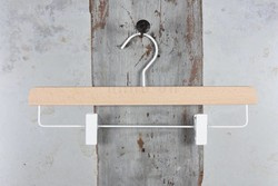 York - wieszak drewniany na spodnie naturalny biały klips