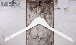 Bedford - wieszak drewniany bluzkowy biały